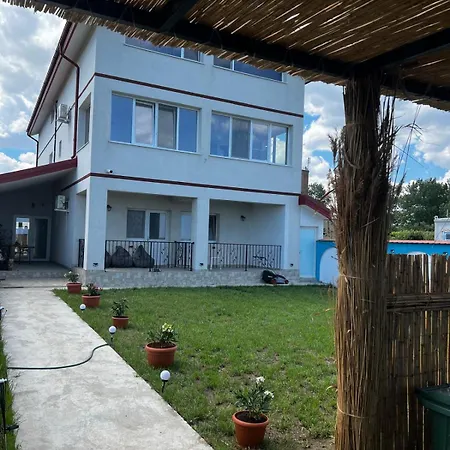 Pensiunea Casa Alba Maison d'hôtes